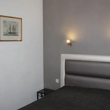 Victoria 2* Paris